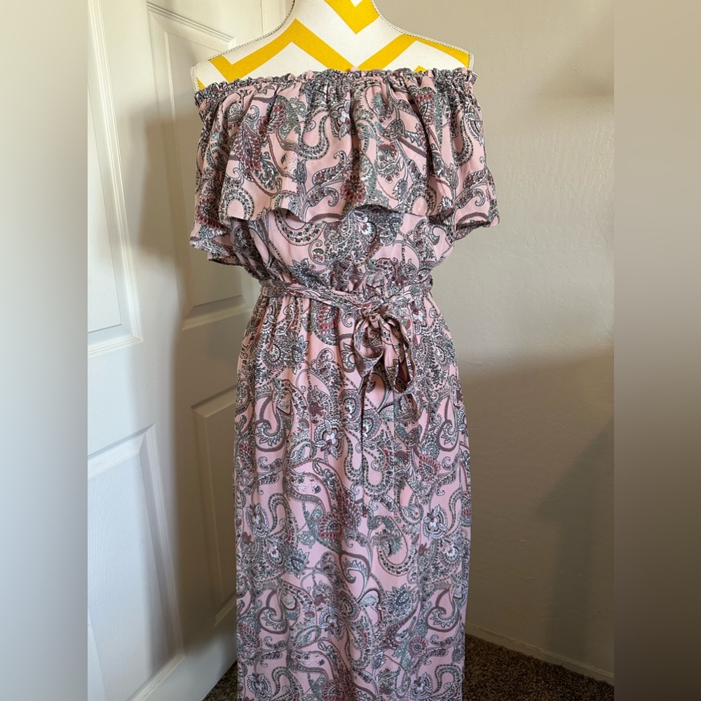 Spring/Summer, here she comes! Pink paisley, worn on or off the shoulder.